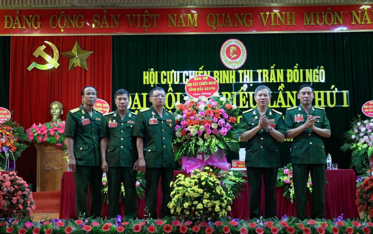Đồng chí Lê Văn Hoan- Ủy viên BCH Trung ương Hội Cựu chiến binh Việt Nam, Chủ tịch Hội CCB tỉnh Bắc Giang tặng hoa Đại hội