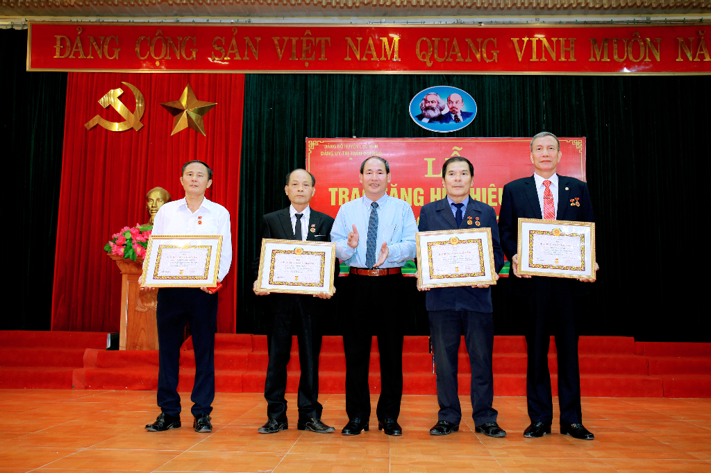 Lễ trao tặng Huy hiệu Đảng|https://doingo-lucnam.bacgiang.gov.vn/chi-tiet-tin-tuc/-/asset_publisher/M0UUAFstbTMq/content/le-trao-tang-huy-hieu-ang